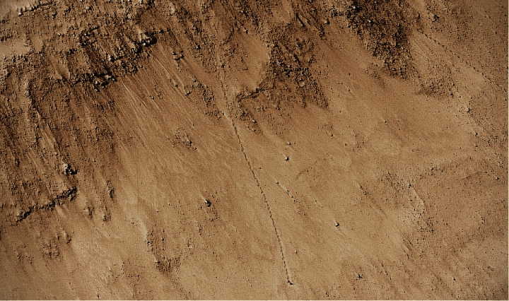 Imagem da pedra que rolou ladeira abaixo em uma avalanche em Marte. Crédito: HiRISE e colorização feita por Stuart Atkinson (http://cumbriansky.wordpress.com/)